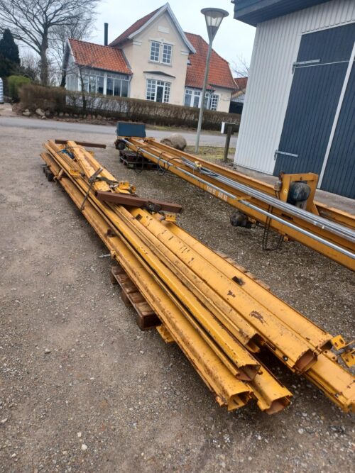 DEMAG let traværs kran